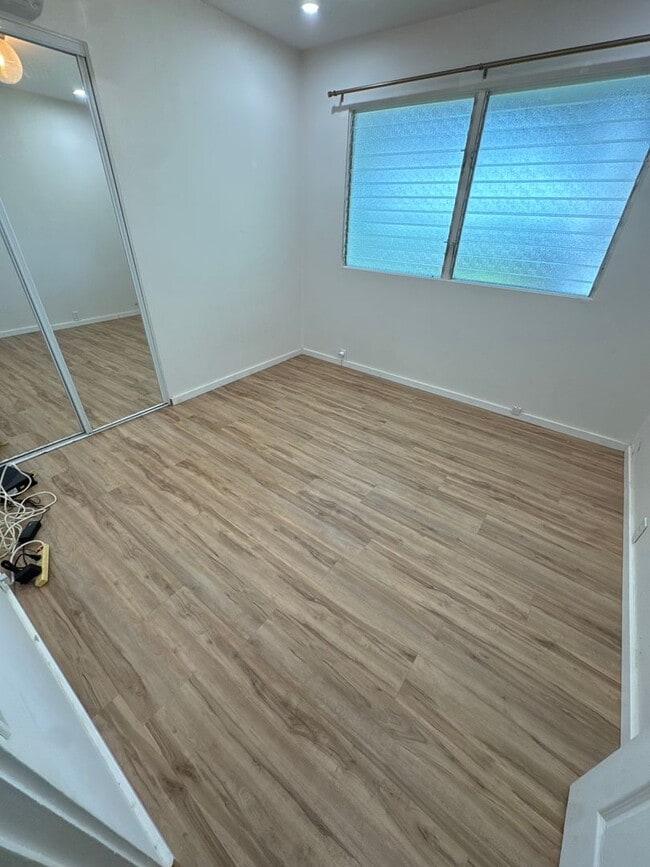 Foto del edificio - 3 BED, 2 BATH, 2 Parking with AC- Kalani I...