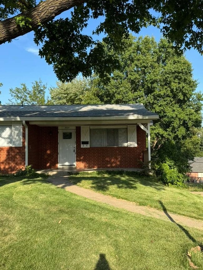 Building Photo - 5621 N Strathbury Ave