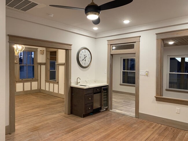 Den - 2225 Peniston St