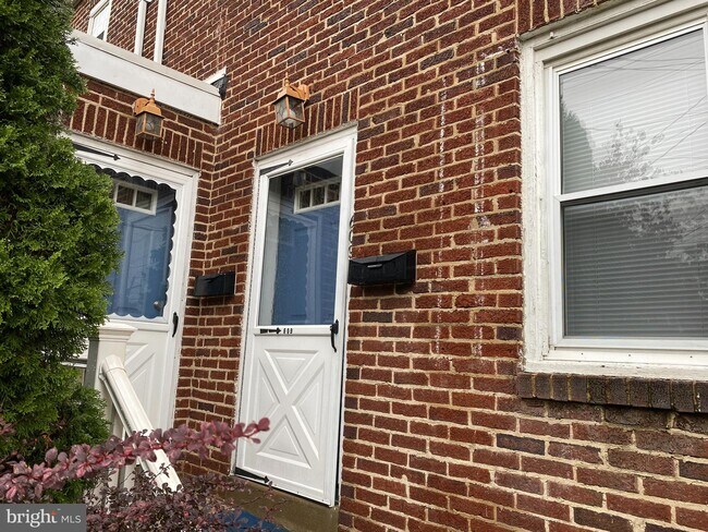 Building Photo - 609 Broadway