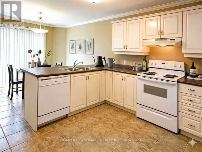 Photo du bâtiment - 898 BLYTHEWOOD ROAD