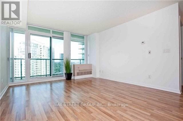 Photo du bâtiment - 5500-5500 Yonge St