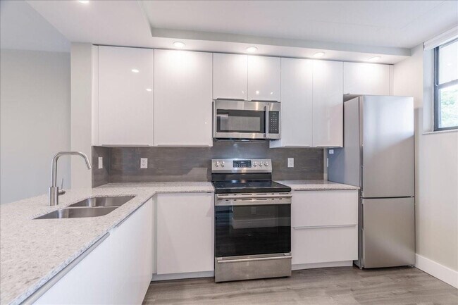 Foto del edificio - 113 Lake Emerald Dr