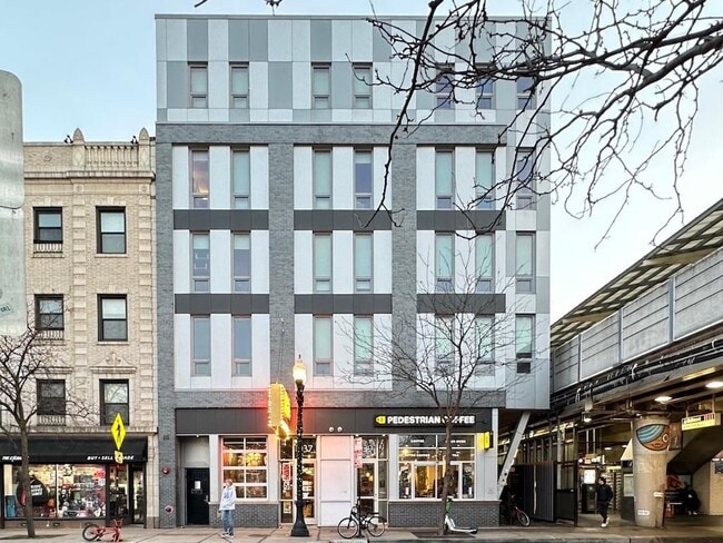 Building Photo - 941 W Belmont Ave