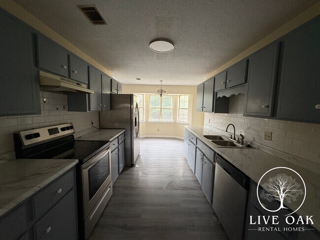 Foto del edificio - RATE DROP ALERT (was $1900/month) and MOVE-IN SPECIAL: $500.00 OFF 1st MONTH'S RENT!**