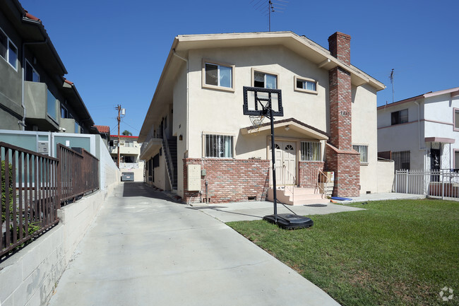 Building Photo - 4833 Elmwood Ave
