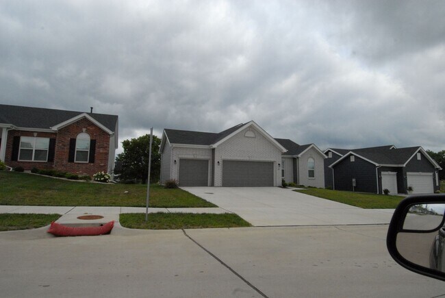Foto del edificio - Lake St Louis (near O'Fallon & Wentzville) Area...New professional pics and virtual tour and floo...