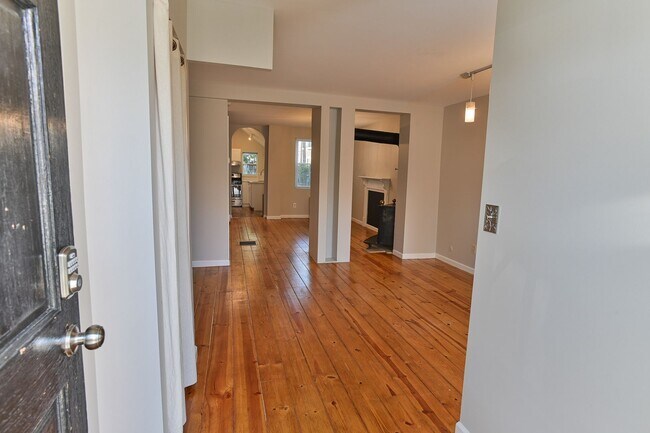 Foto del edificio - Adorable 2 Bedroom Single Family on Penn St