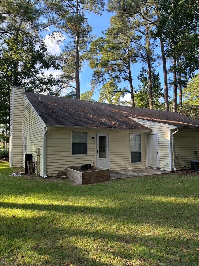 Foto del edificio - 1615 Jamestown Ct