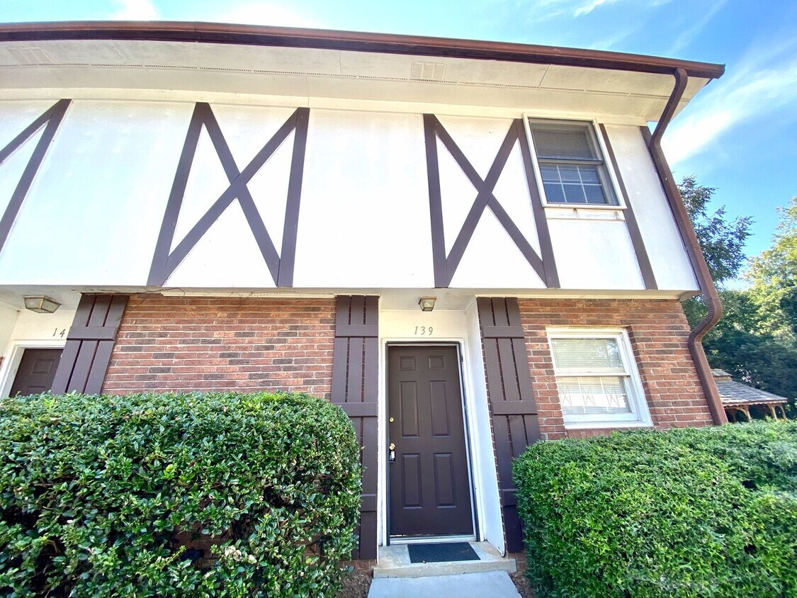 Foto principal - Flexible Lease Term Available for 2 Bed/1.5 Bath Townhome!