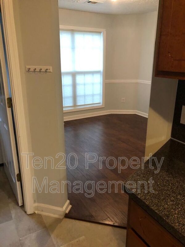 Building Photo - 610 Parkhill Dr