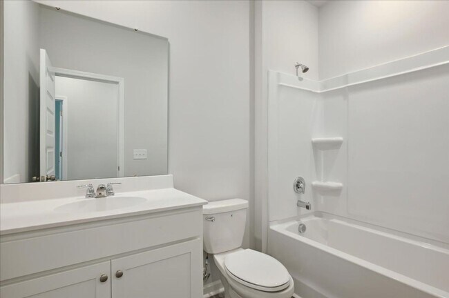 Foto del edificio - Spacious 3-Bedroom Home in Tranquil Savann...