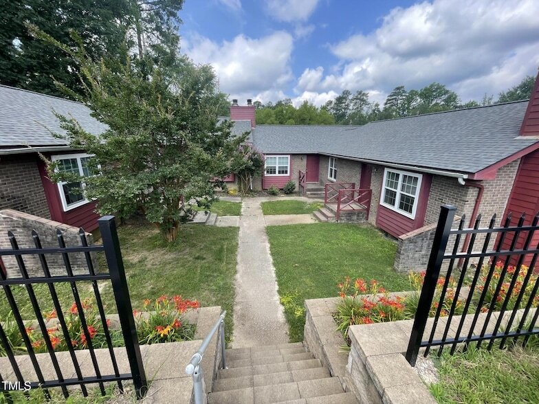 Foto principal - 4701 Brockton Dr