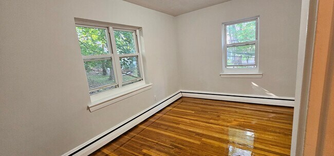 Foto del edificio - Spacious, Bright 2-Bed with Heat and Hot W...