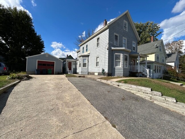 Building Photo - Historic 3 Bedroom First Floor Unit