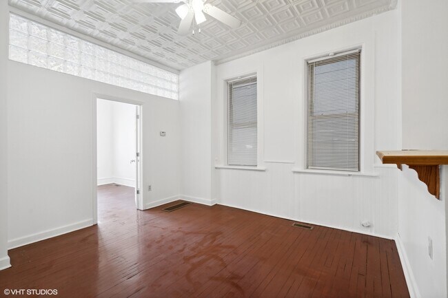 Building Photo - 560 W 18th St