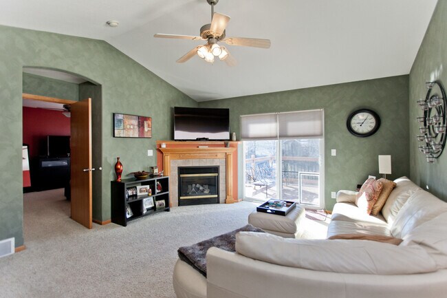 Building Photo - 1550 Deerfield Dr
