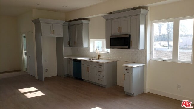 Foto del edificio - 2406 S Dunsmuir Ave