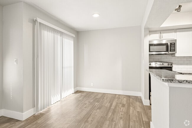 A3 1BR, 1BA - 710SF - Dining Area - Waterside Apartments Tulsa
