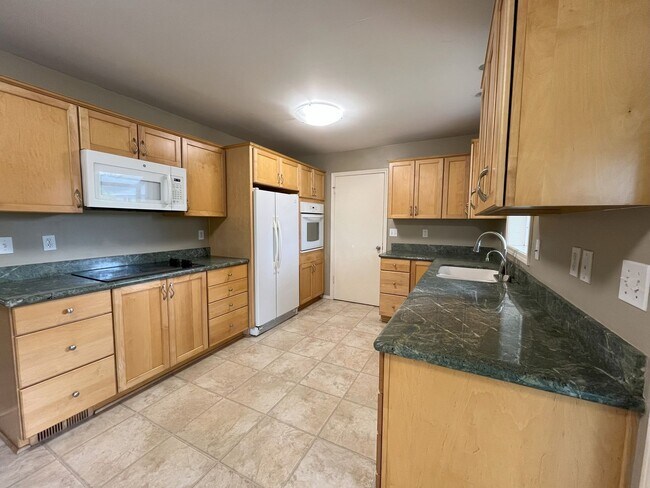 Building Photo - Thoughtfully Designed Home with Ample Natu...