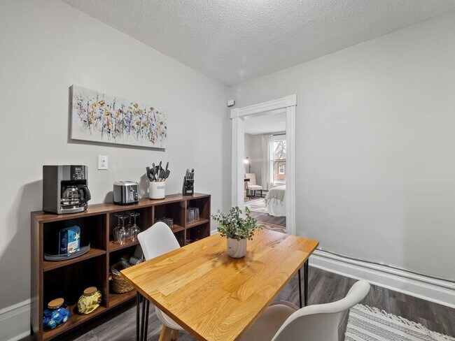 Foto del edificio - 562 Edmund Ave W