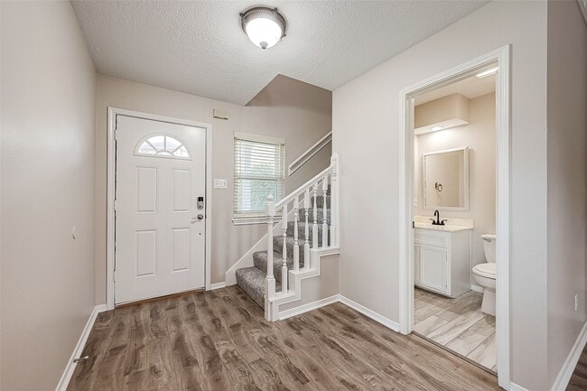 Building Photo - 131 Cove Cir