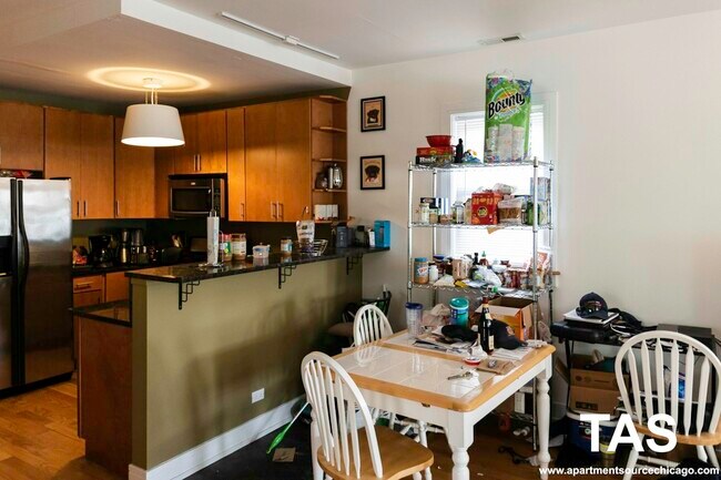 Building Photo - 3023 N Oakley Ave