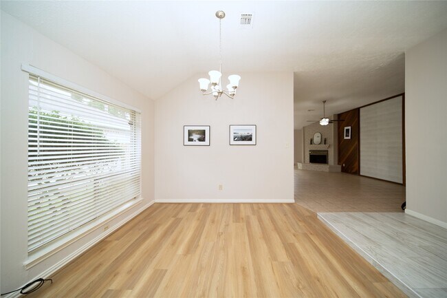 Foto del edificio - 3110 Flintwood Dr
