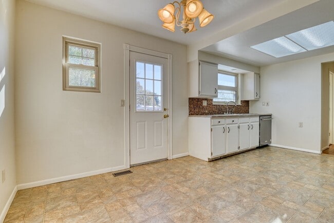 Foto del edificio - 7383 Tilden St