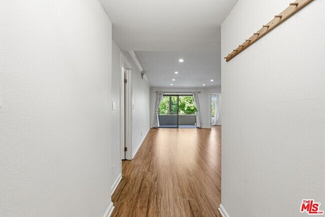 Foto del edificio - 5009 Woodman Ave