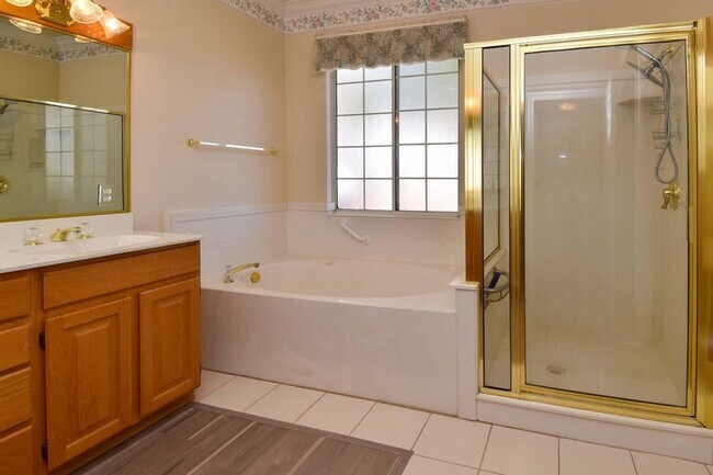 Foto del edificio - Cozy 4 Bedroom 2 Bathroom Home