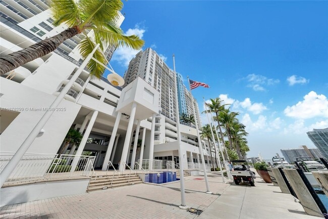 Building Photo - 1800 Sunset Harbour Dr