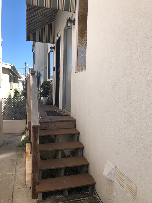 Entry - 207 Kelp St