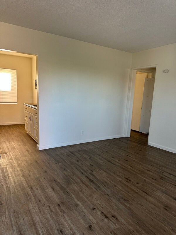 Foto principal - 8123 Otis St