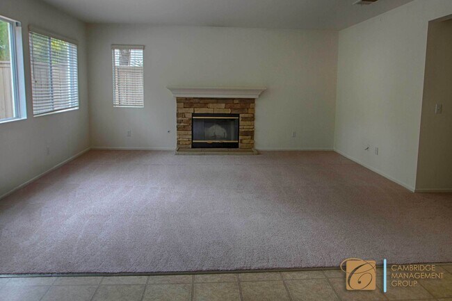 Building Photo - Gorgeous Home in Beautiful Oceanside! Spac...