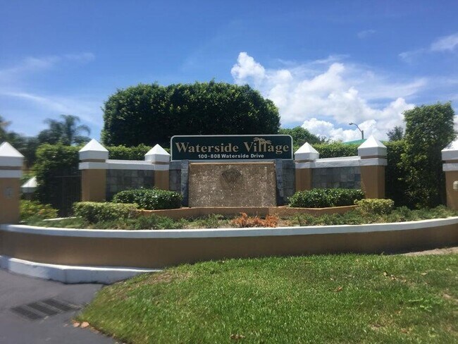 Foto del edificio - 423 Waterside Cir