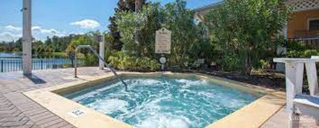 Foto del edificio - Fully Furnished 2 bed 2 bath in desirable ...