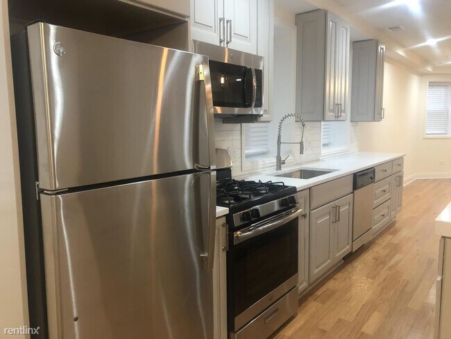 Foto del edificio - 2505 N Hamlin Ave