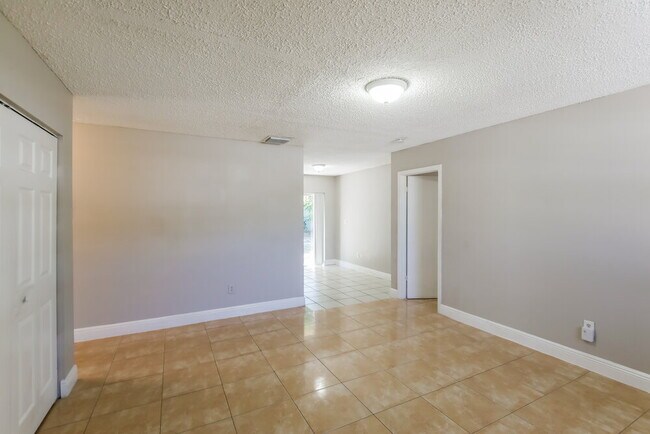 Foto del edificio - 18940 NW 33rd Pl