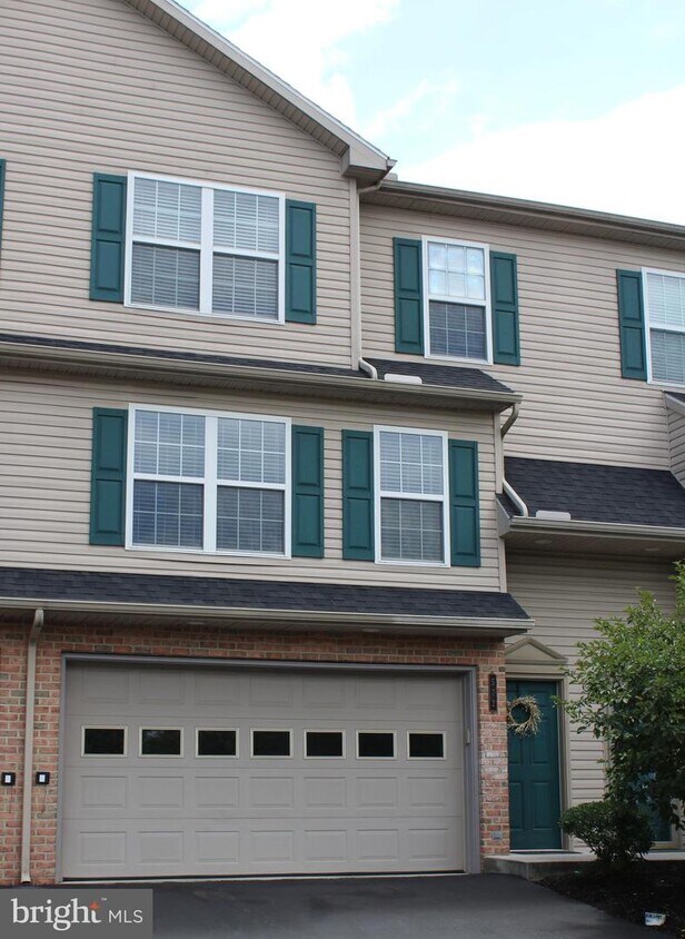 Primary Photo - 574 Meadowcroft Cir