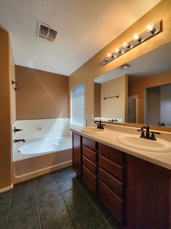 Building Photo - 40443 W Helen Ct