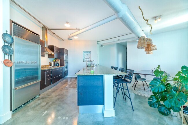 Foto del edificio - 700 NE 25th St