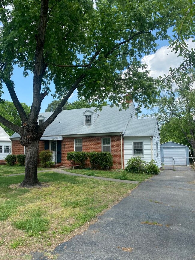 Foto del edificio - Adorable Capecod 4 bdrm/1.5 bath Home w/Office Located on Monument Ave. Near Willow Lawn!