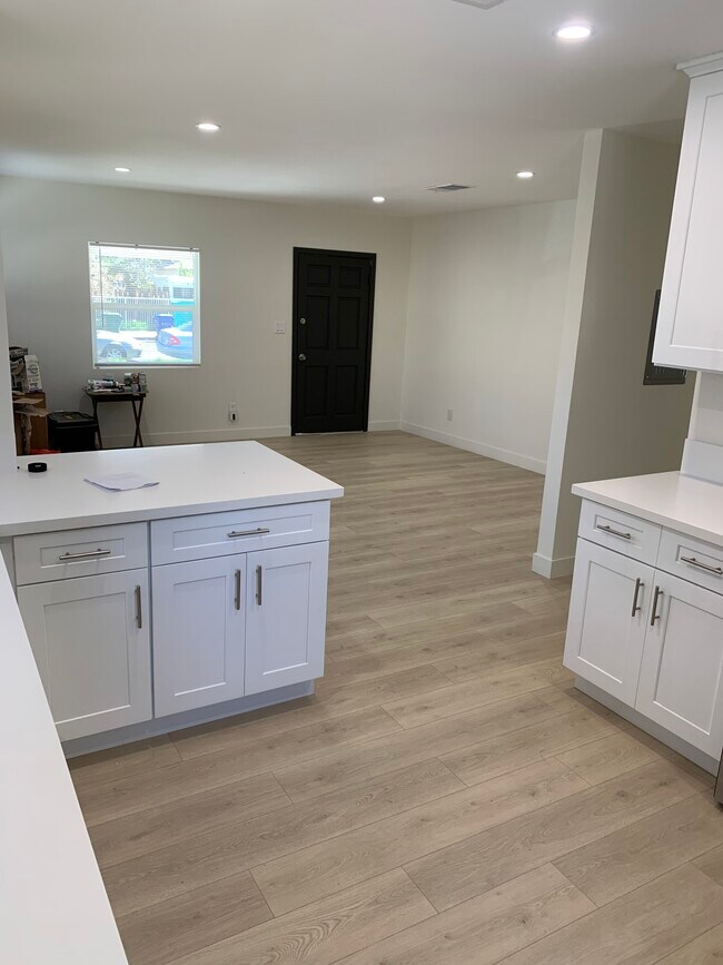 Foto del edificio - 7329 Baird Ave