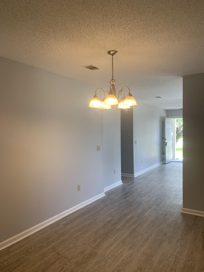 Building Photo - 707 Kadi Dr