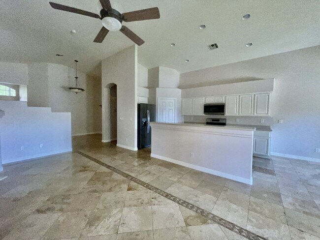 Foto del edificio - Stunning 3 bedroom 3 bath with dual primar...