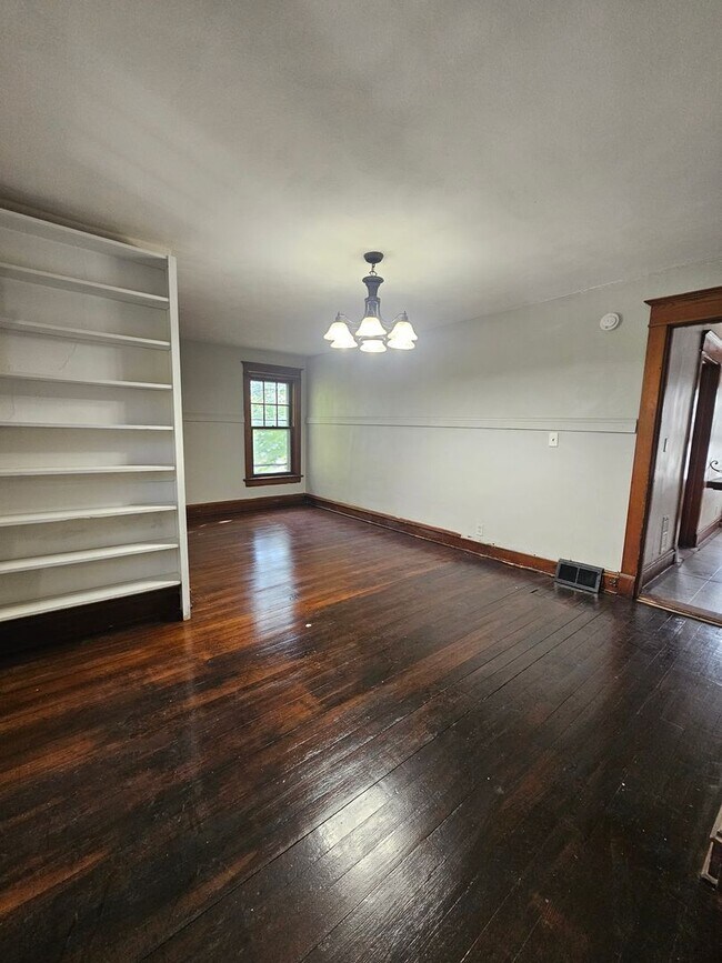 Foto del edificio - 1603 W 10th St