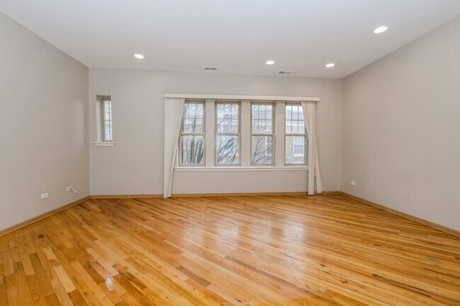 Building Photo - 2331 E 70th Pl