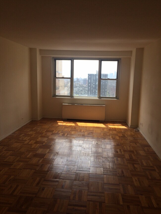 Building Photo - 300 E 40th St