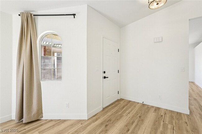 Building Photo - 7400 Queen Palm Dr